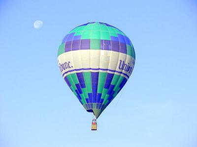 Download free blue sky hot air balloon image